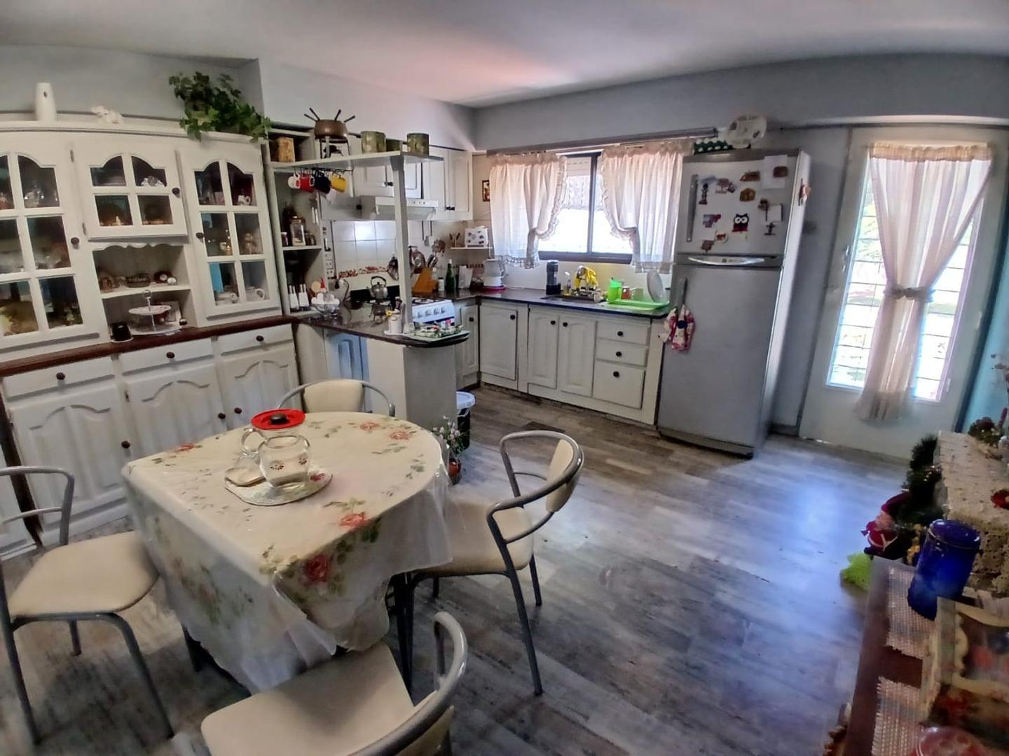 Casa en Venta con 3 cocheras