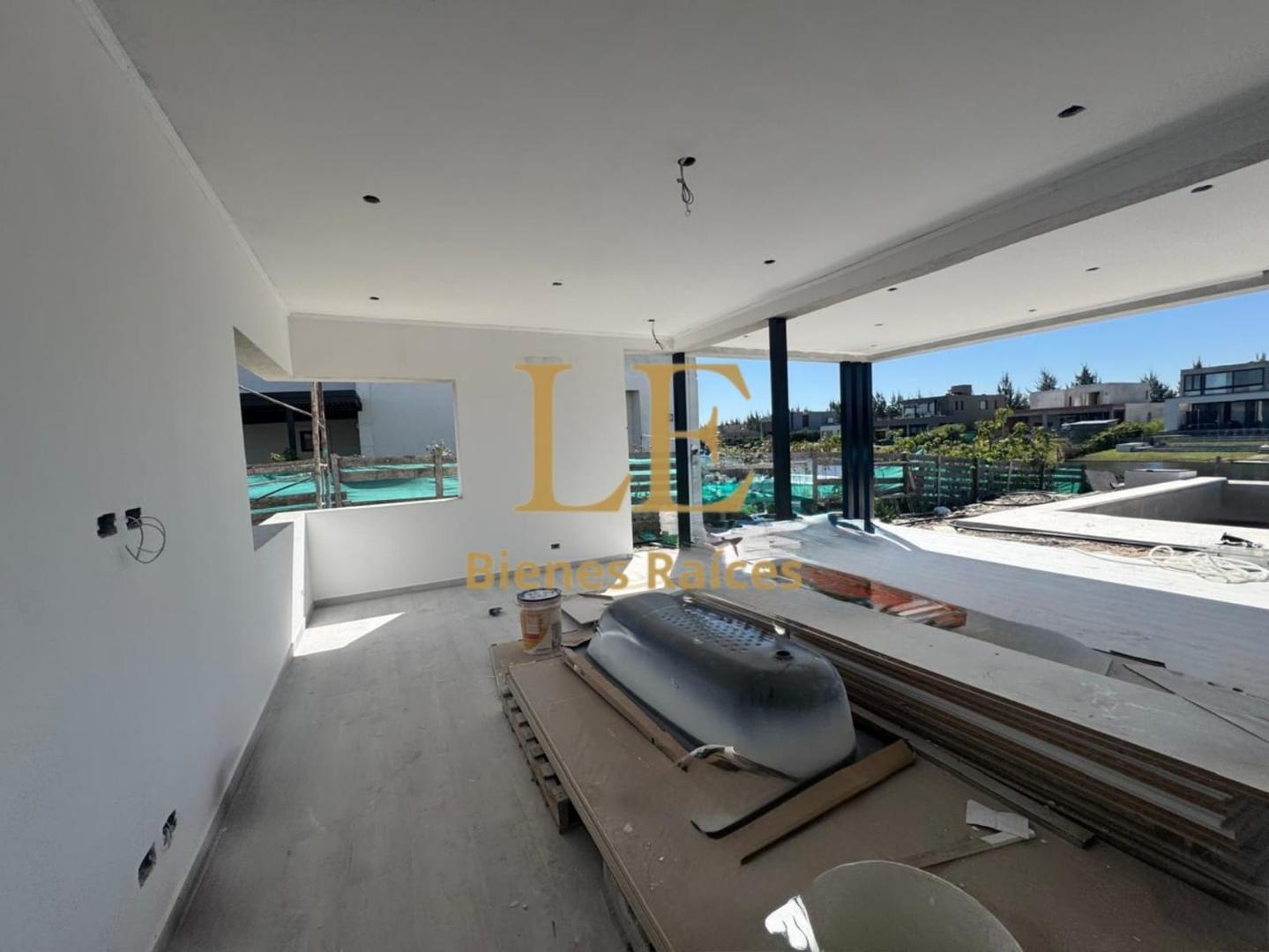 Casa 5 ambientes con 4 baños