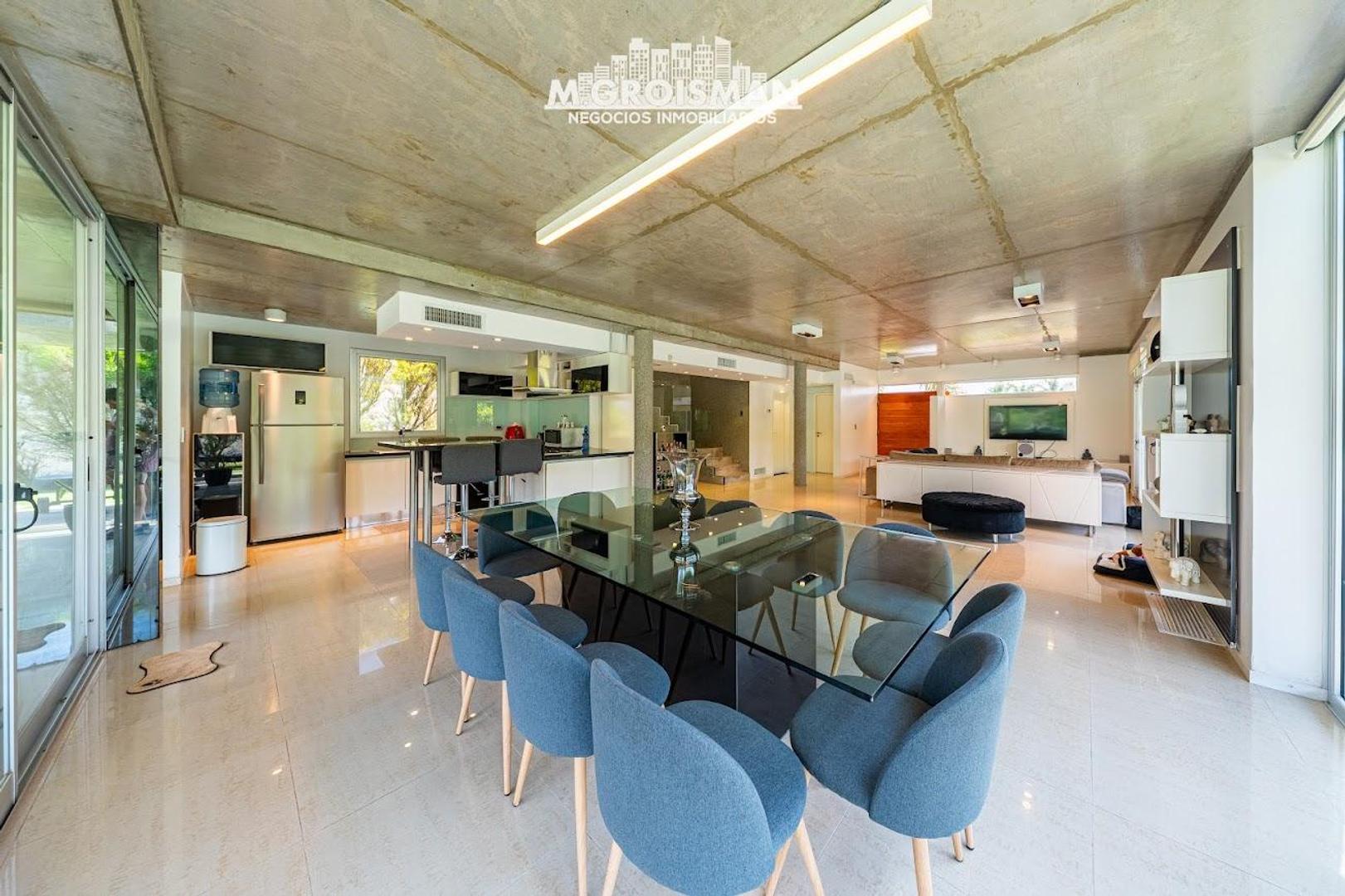 Casa en Alquiler con 2 cocheras