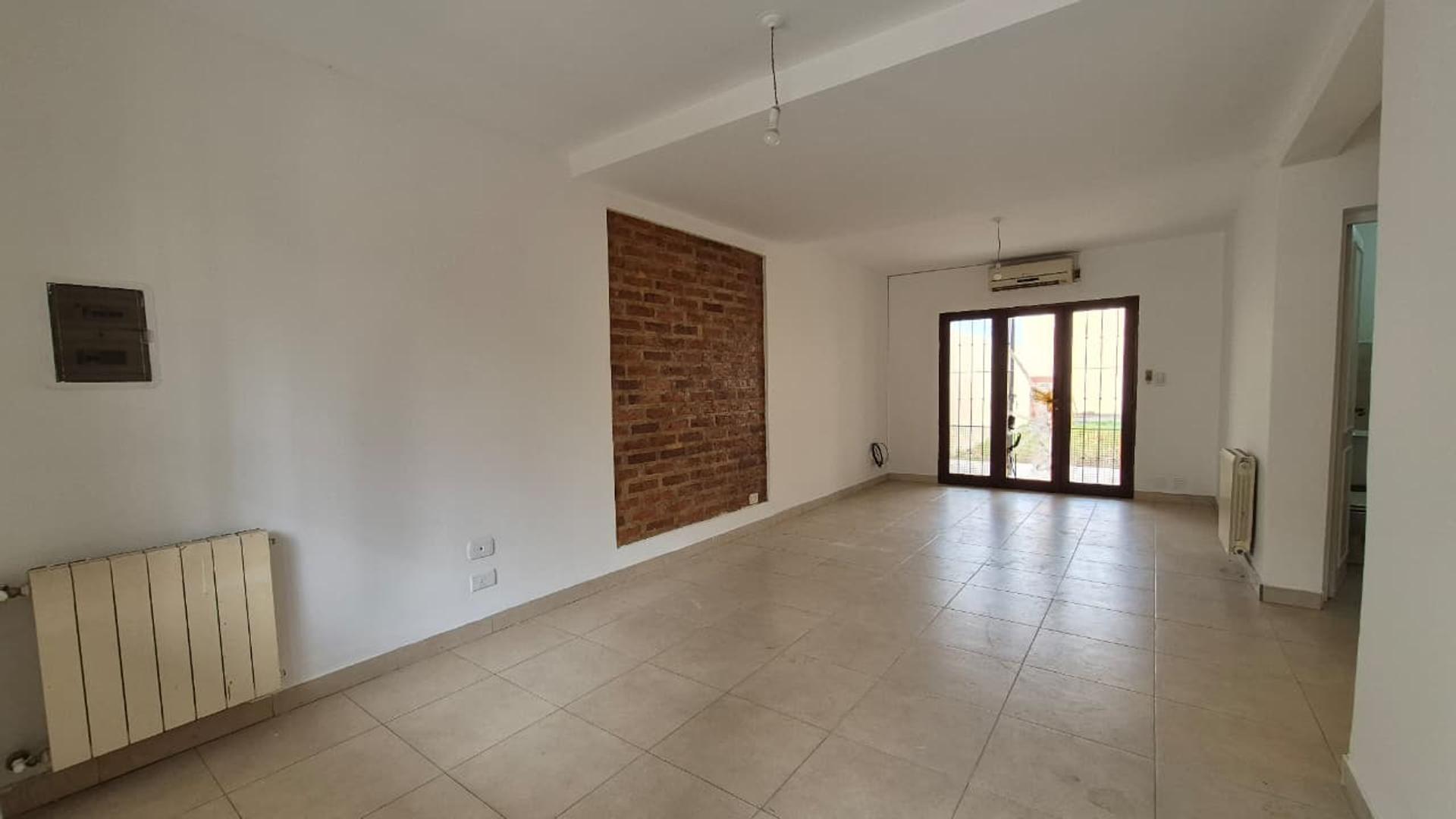 Casa en Alquiler en Barrio Grand Bourg, $ 1.400.000