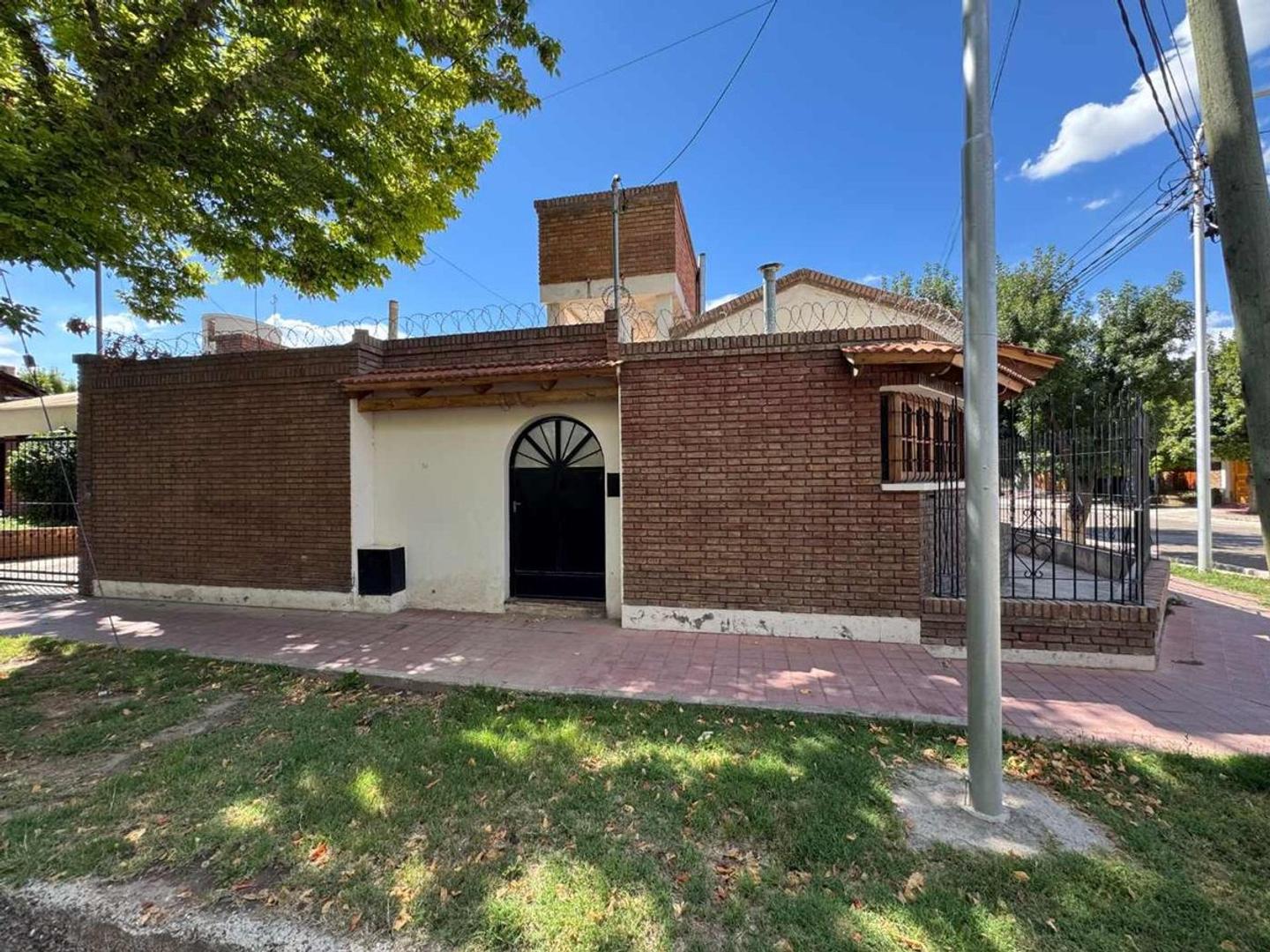 Almirante Brown esquina Dalmau 700