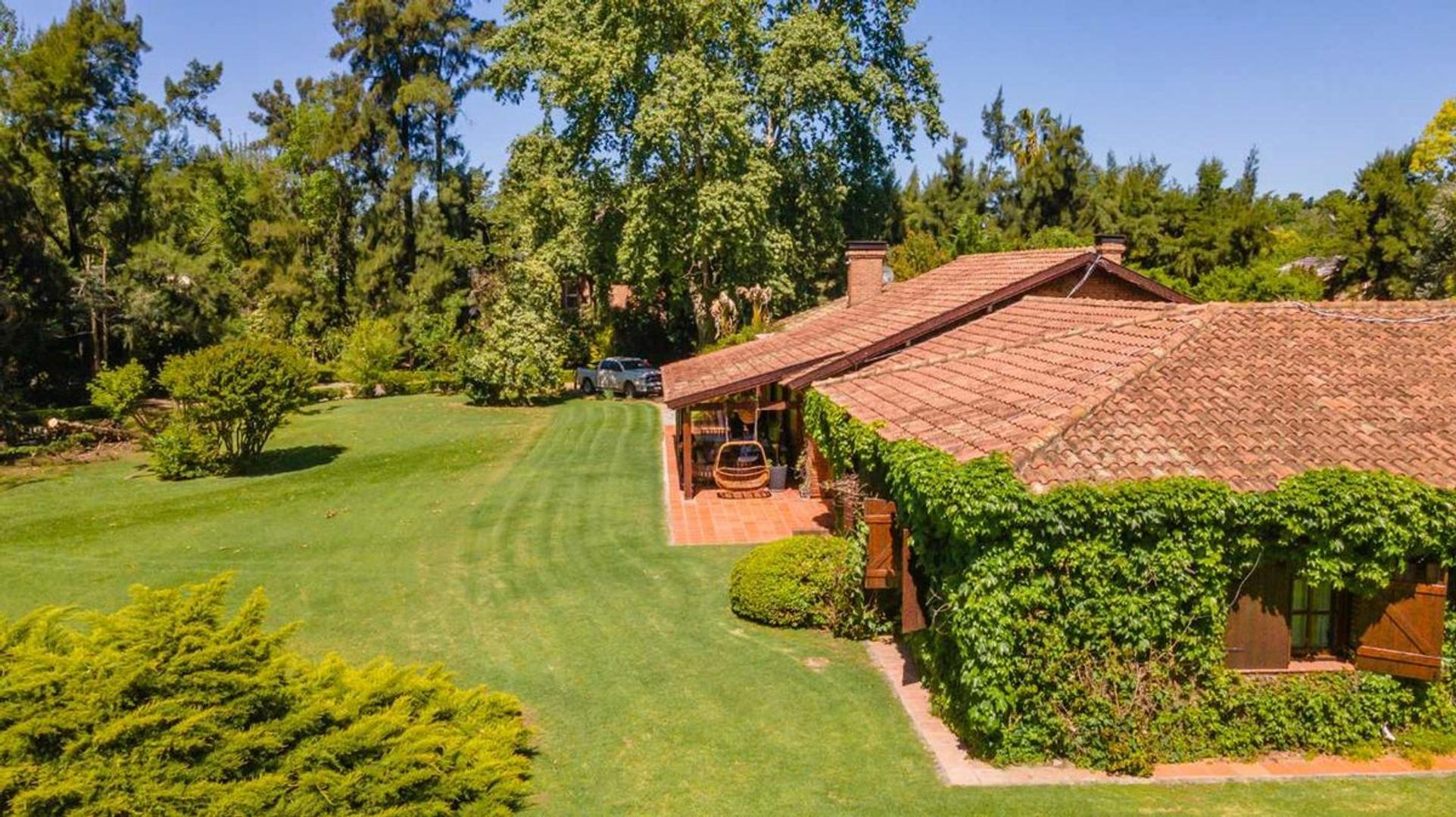 Casa en Alquiler con 3 cocheras