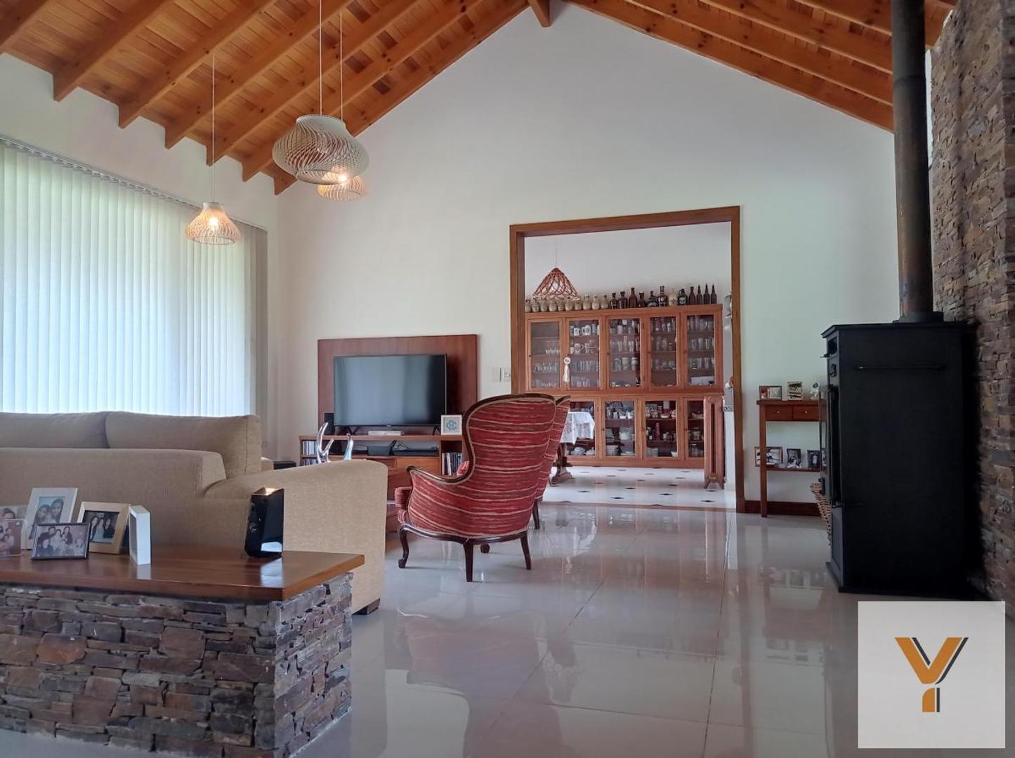 Casa en venta - 3 Dormitorios 2 Baños - Campos de Roca II