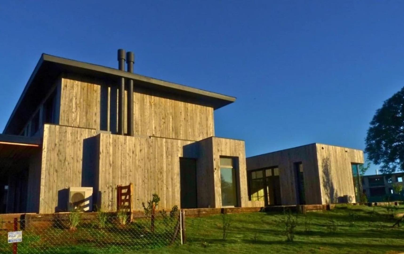 Casa 7 ambientes con 5 baños