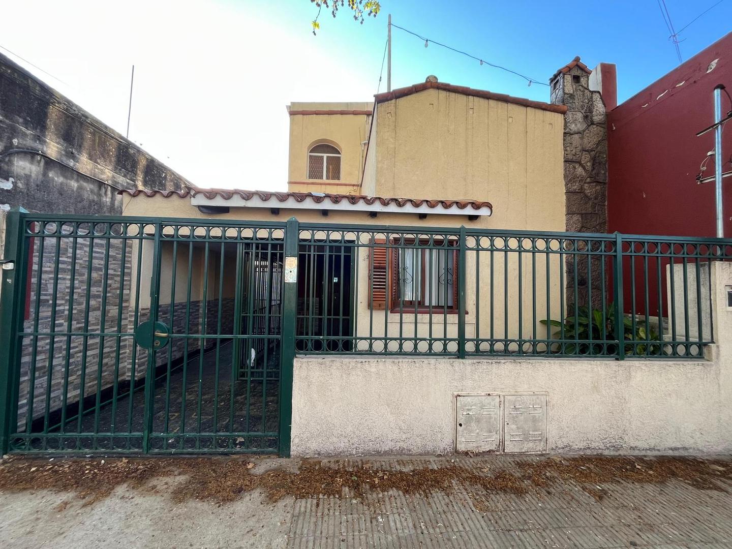 VENTA/PERMUTA- Propiedad compuesta de 2 unidades. Planta baja y planta alta. Barrio Matheu, Rosario.