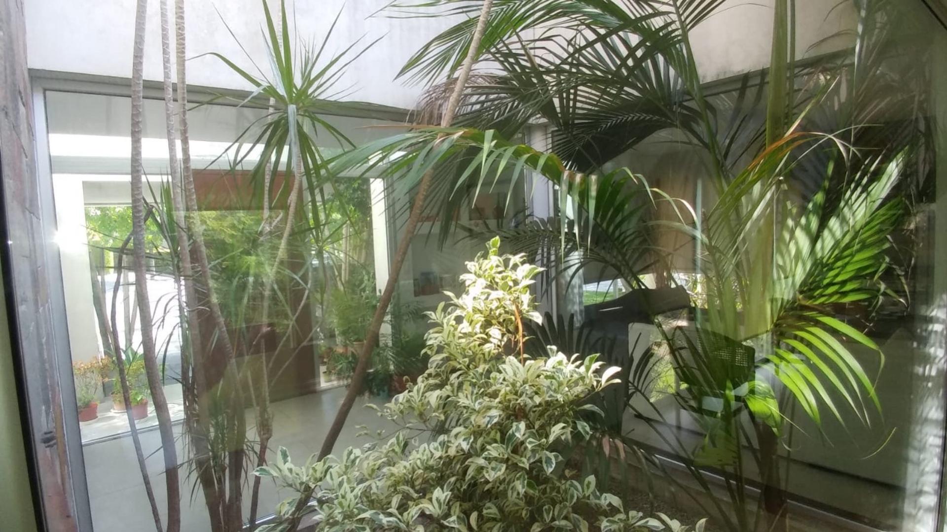 Casa en Venta con 4 cocheras