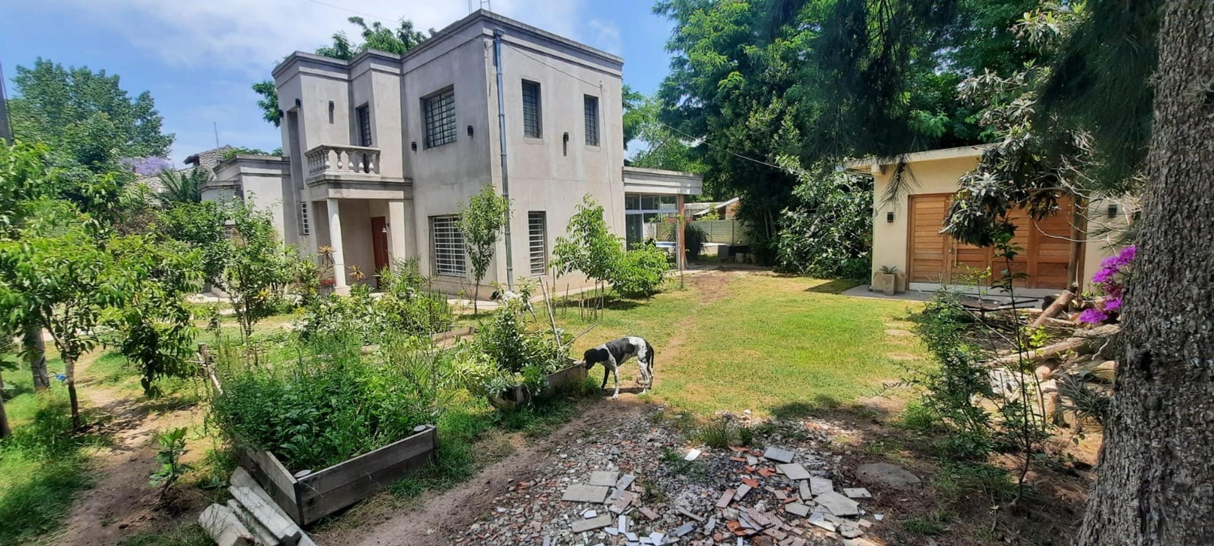 Casa en Venta con 3 cocheras