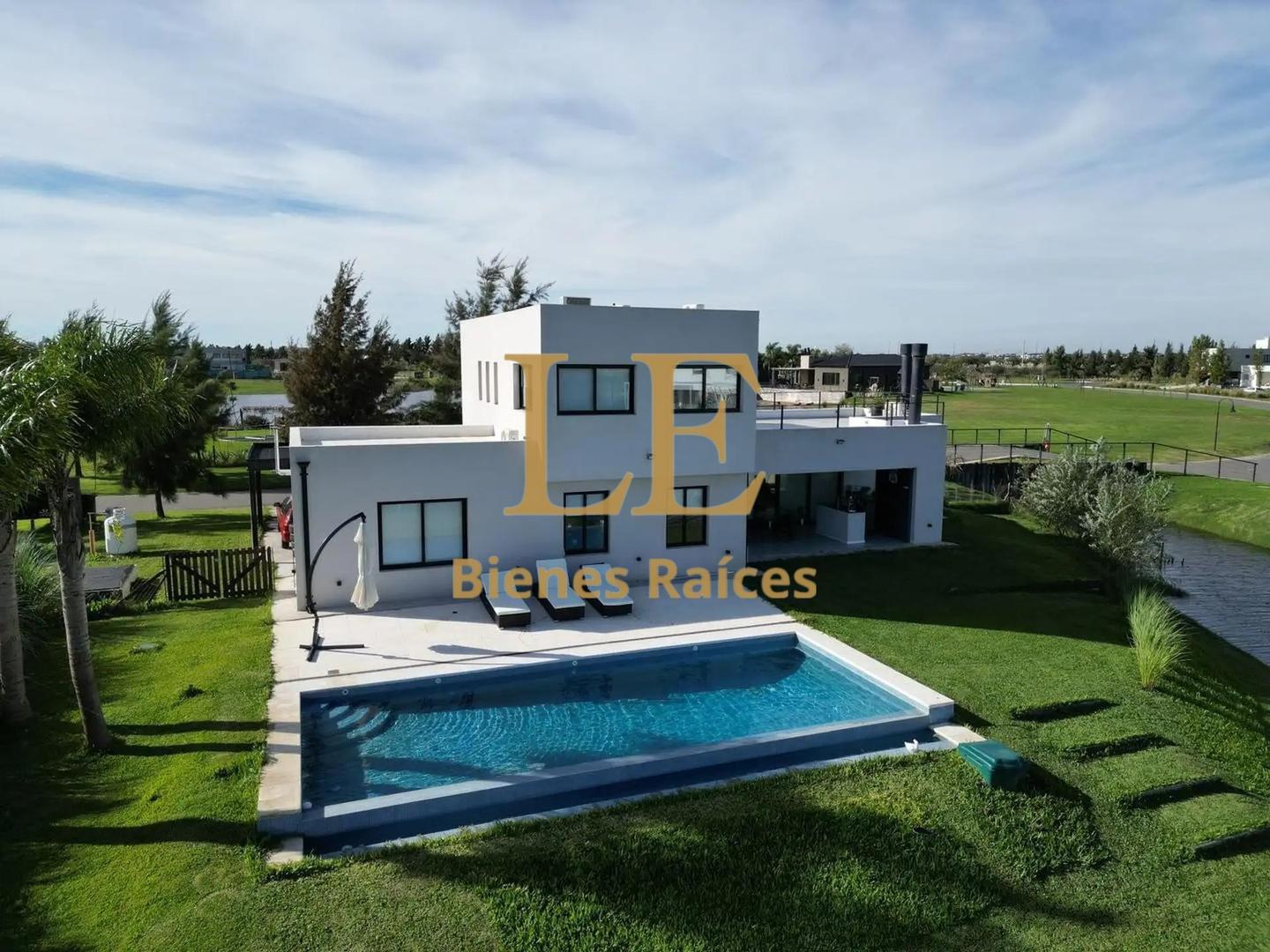 Casa 6 ambientes con 4 baños