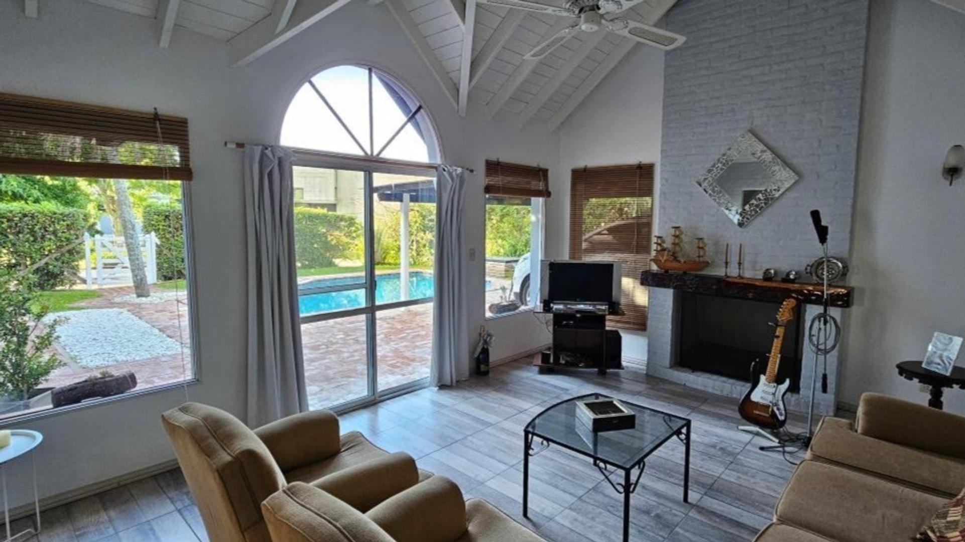 Casa 4 ambientes con 2 baños