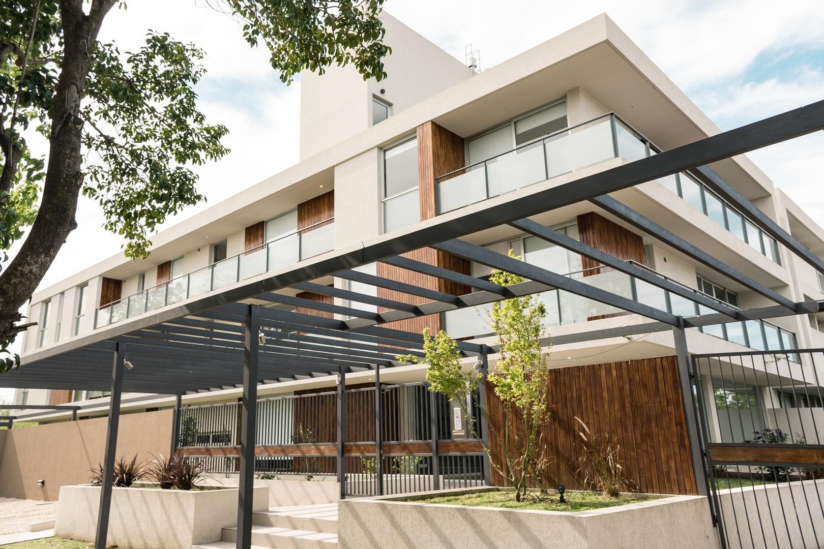 Departamento  3 amb. con balcón aterrazado y jardín privado