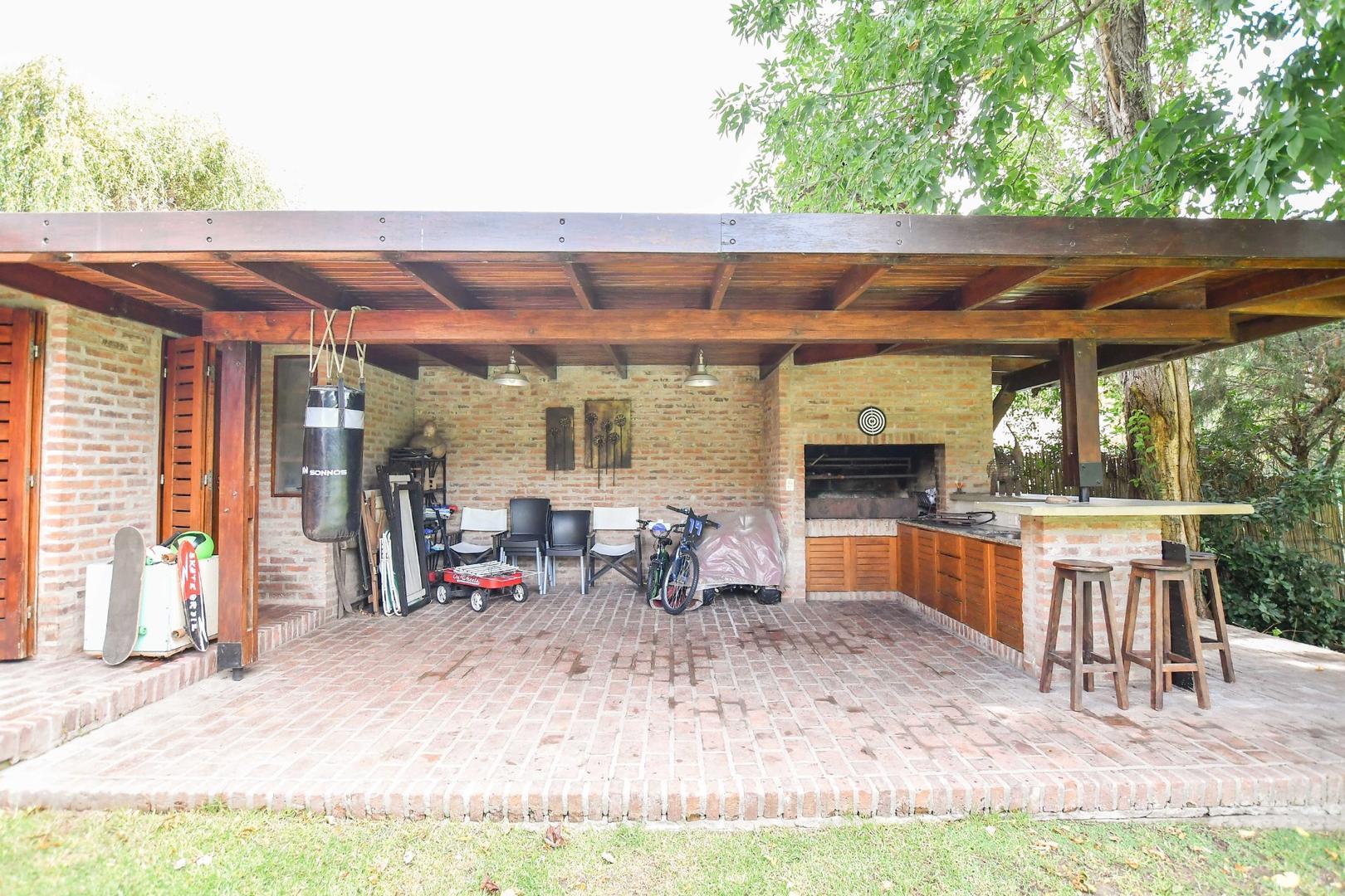 Casa en Venta con 2 cocheras