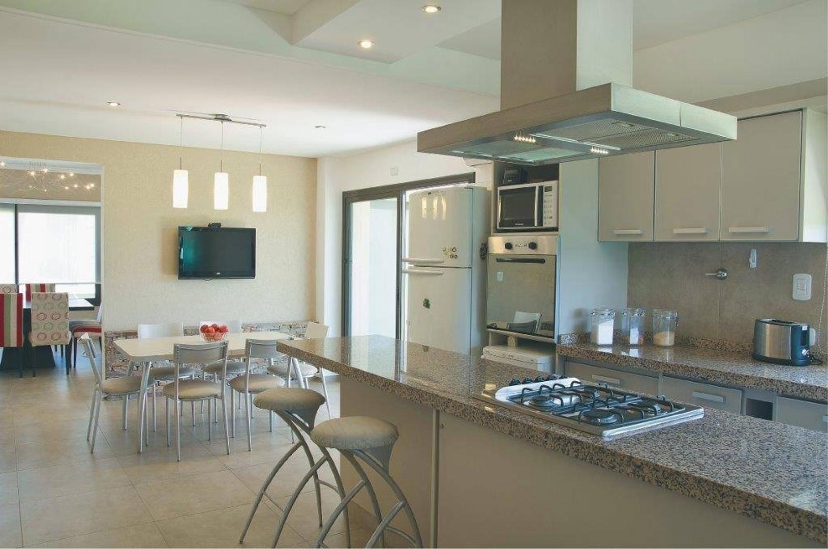 Casa en Alquiler con 2 cocheras