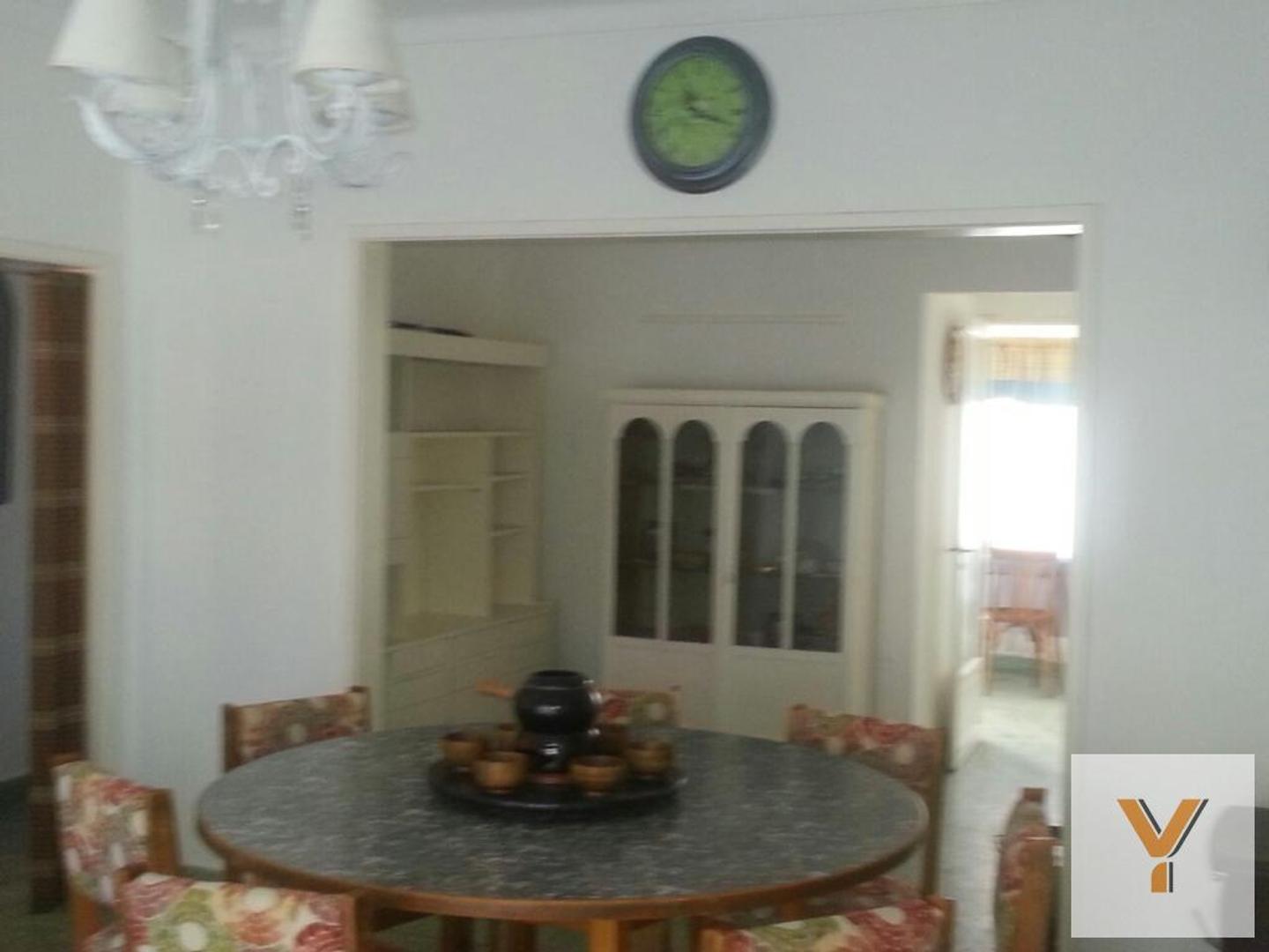Casa en Venta con 3 cocheras