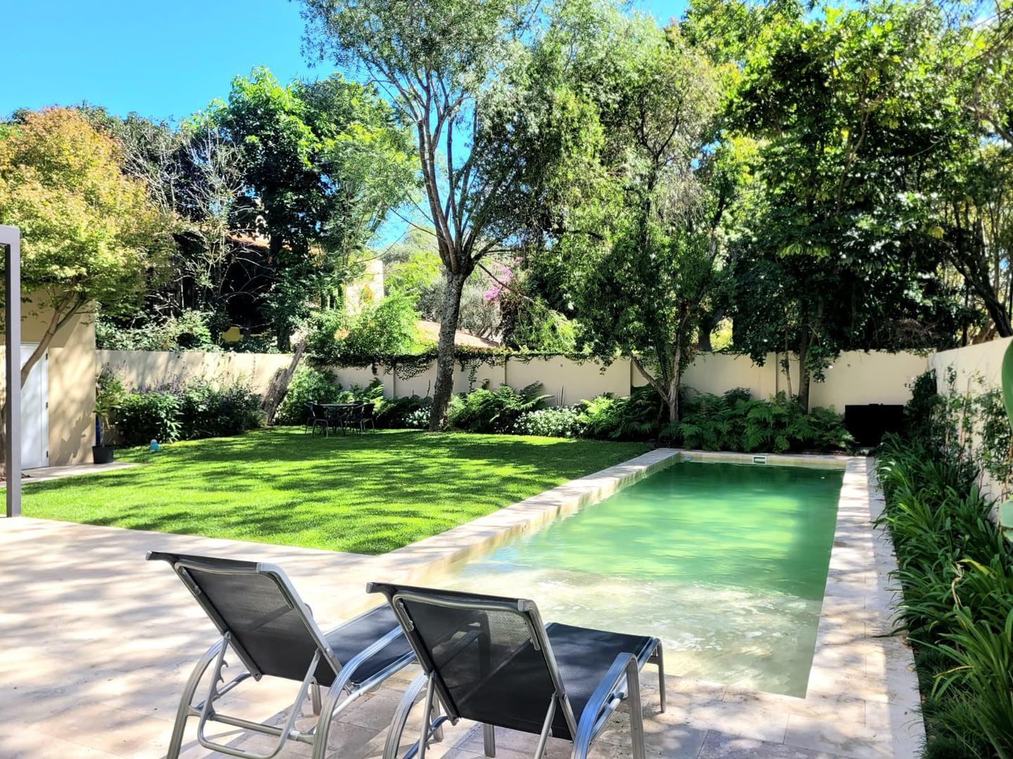 Casa en Alquiler con 2 cocheras