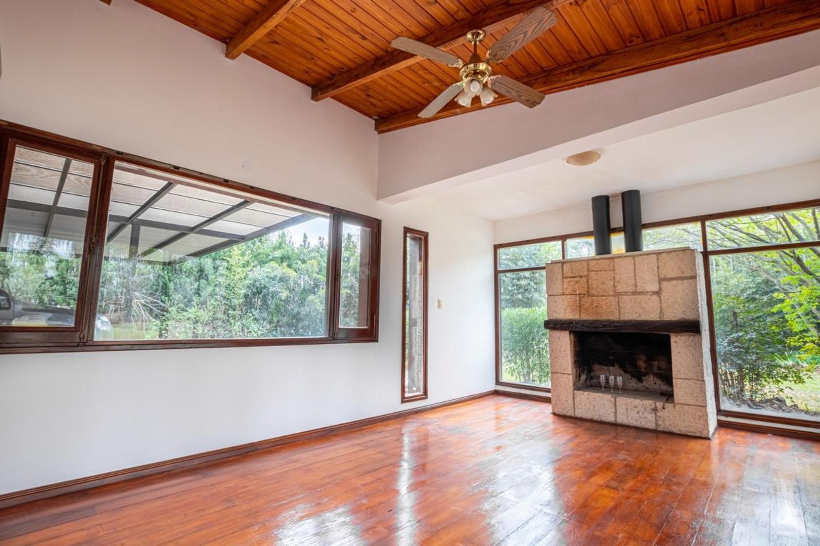 Casa 4 ambientes con 2 baños