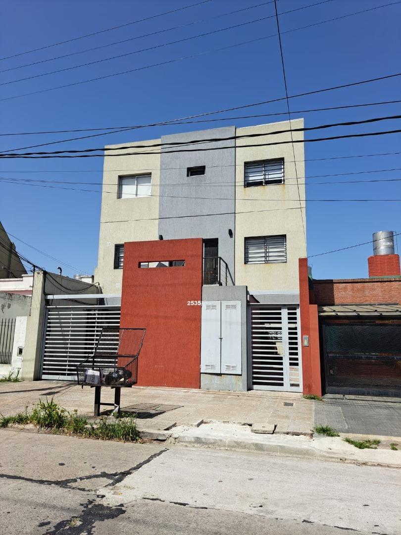 DEPTO 2 AMB CON PATIO Y COCHERA 