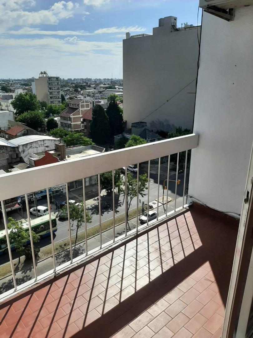 2 AMB. MUY LUMINOSOS SOBRE AVDA. MITRE CON COCHERA