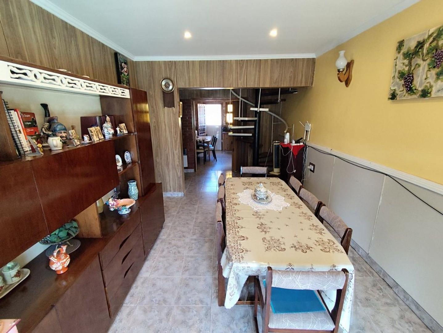 Casa 4 ambientes con 2 baños