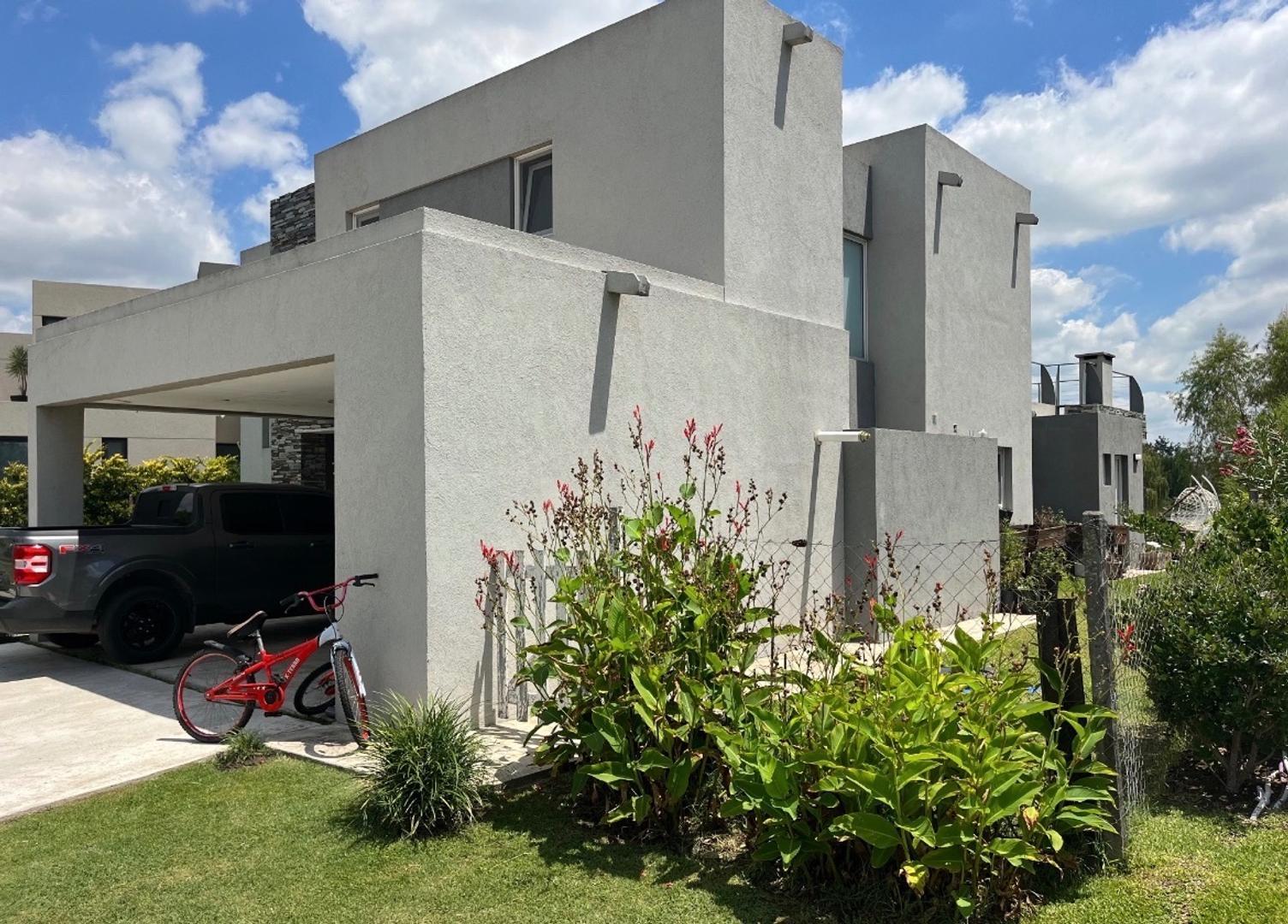 Casa 6 ambientes con 5 baños