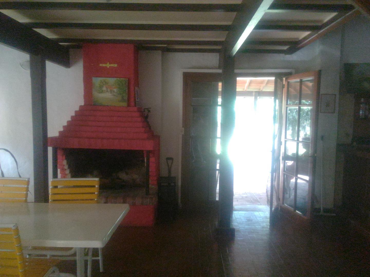 Casa en Alquiler con 2 cocheras