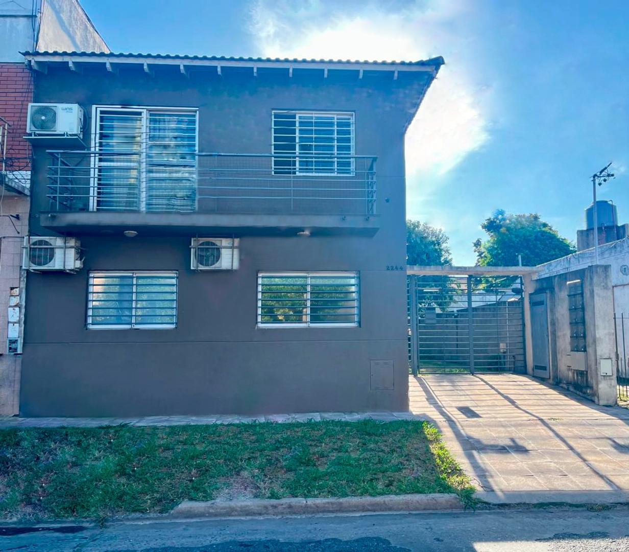 Depto de dos ambientes al frente con balcon. OPORTUNIDAD