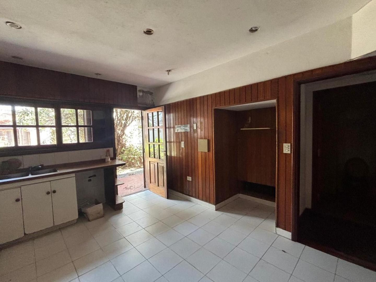 Casa 9 ambientes con 3 baños