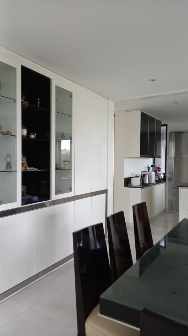 Casa 7 ambientes con 8 baños