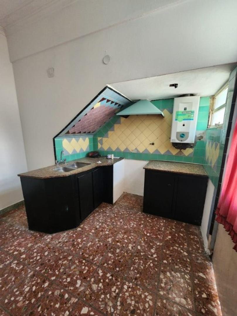 CASA EN ESQUINA 2 FLIAS CON LOCAL JUJUY Y J.B.JUSTO QUILMES