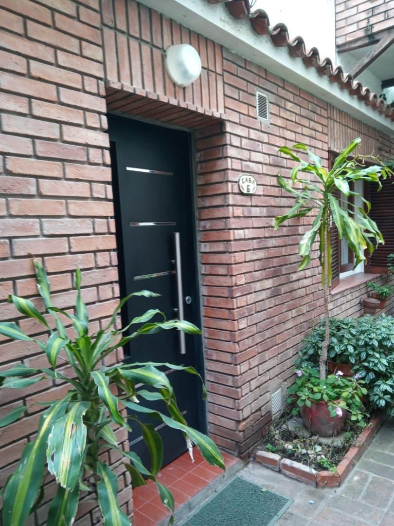 Av. Francia 100 - Casa de Pasillo de 4 Dormitorios