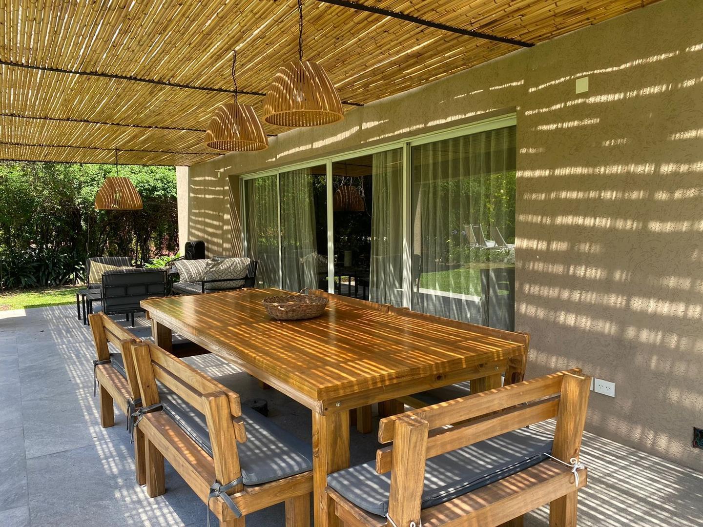 Casa 5 ambientes con 4 baños