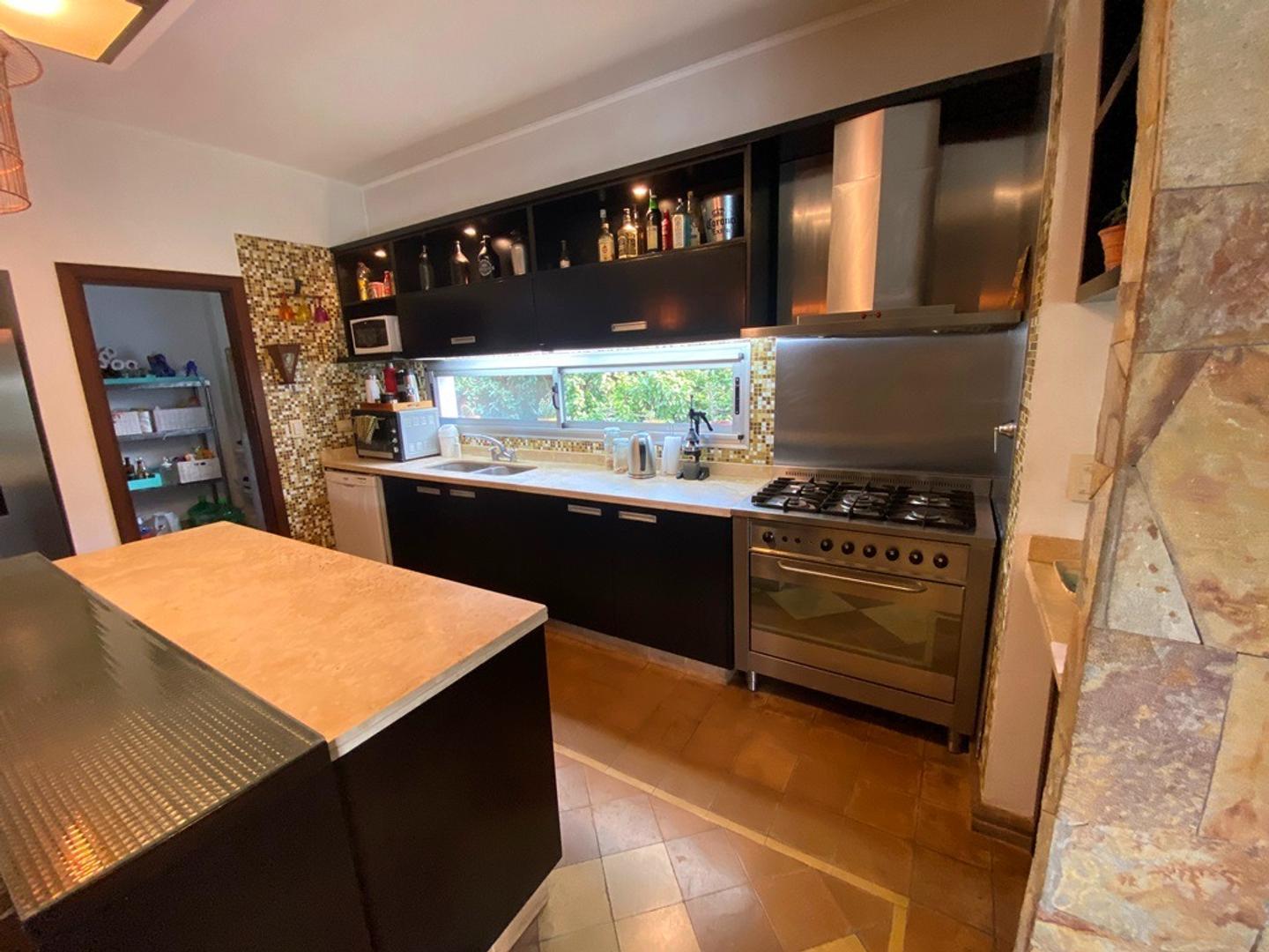 Casa 6 ambientes con 3 baños