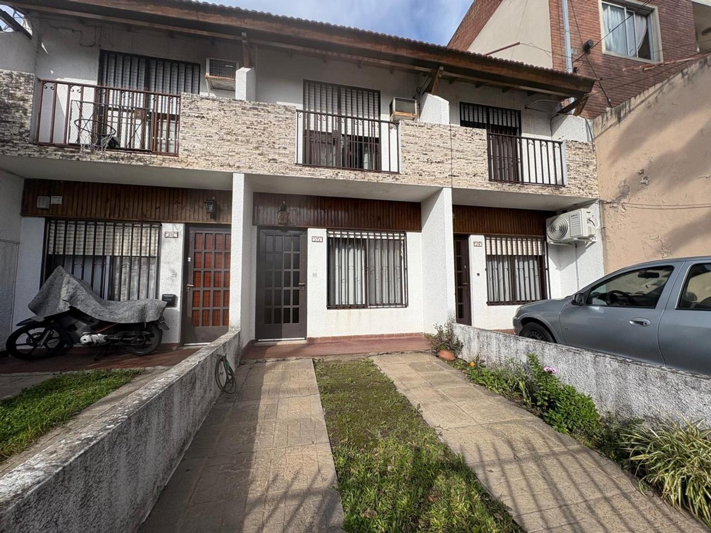 DULPLEX TRES AMBIENTES, CON COCHERA Y PATIO. EN VENTA