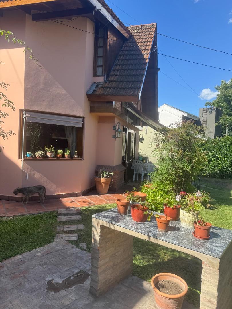 Casa en Venta con 2 cocheras