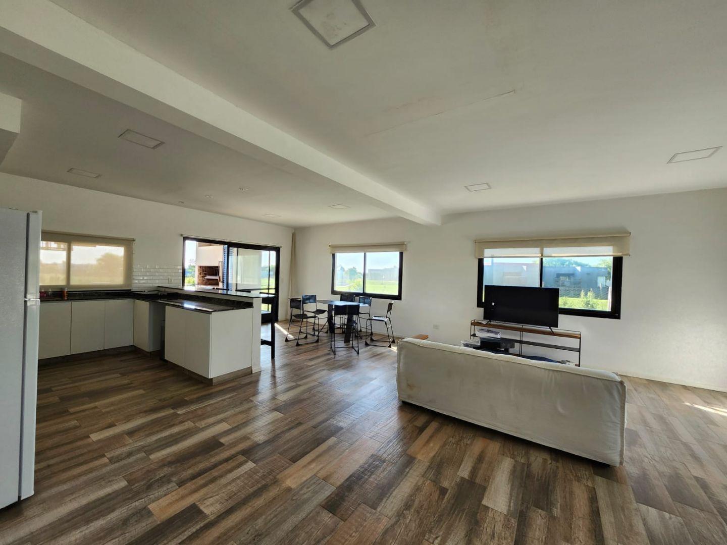 Casa 4 ambientes con 3 baños