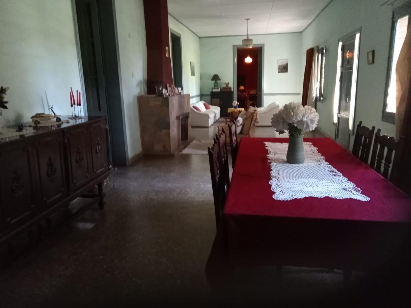 Casa 6 ambientes con 2 baños