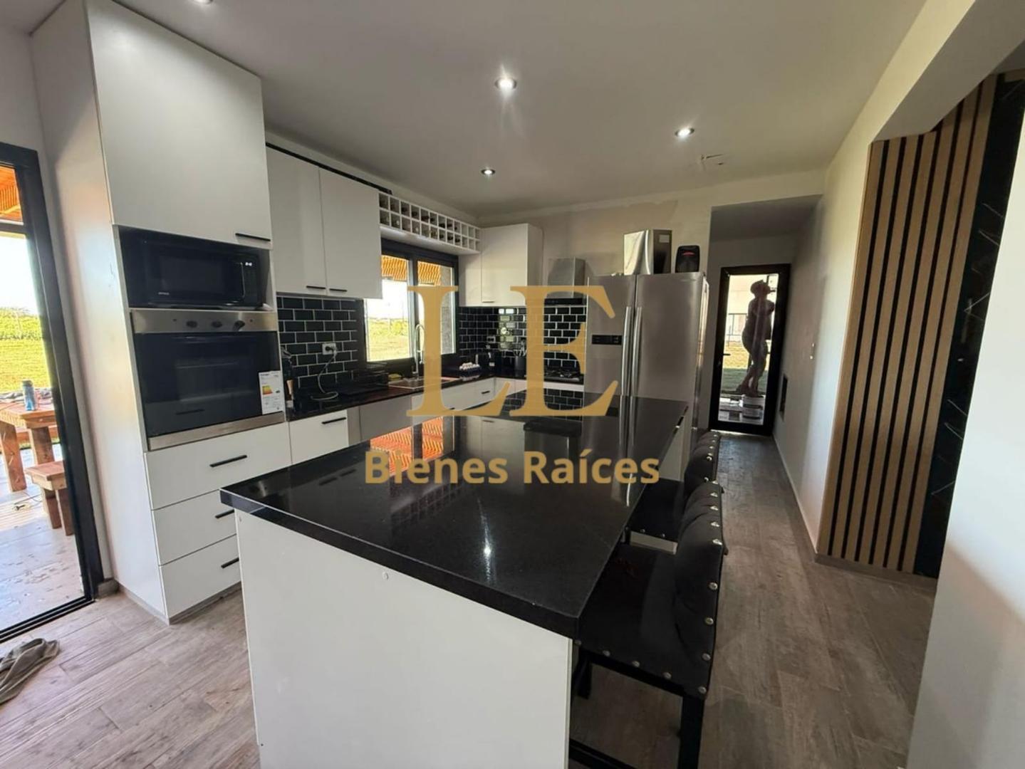 Casa 5 ambientes con 4 baños