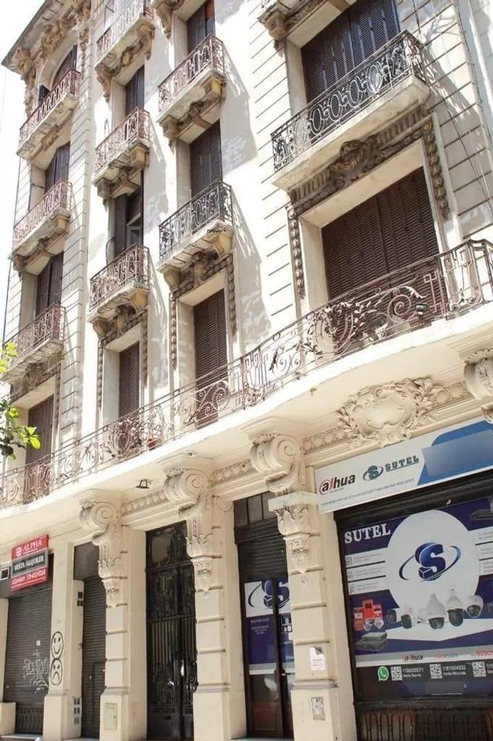 Cuatro ambientes, tres baños, cocina y baulera