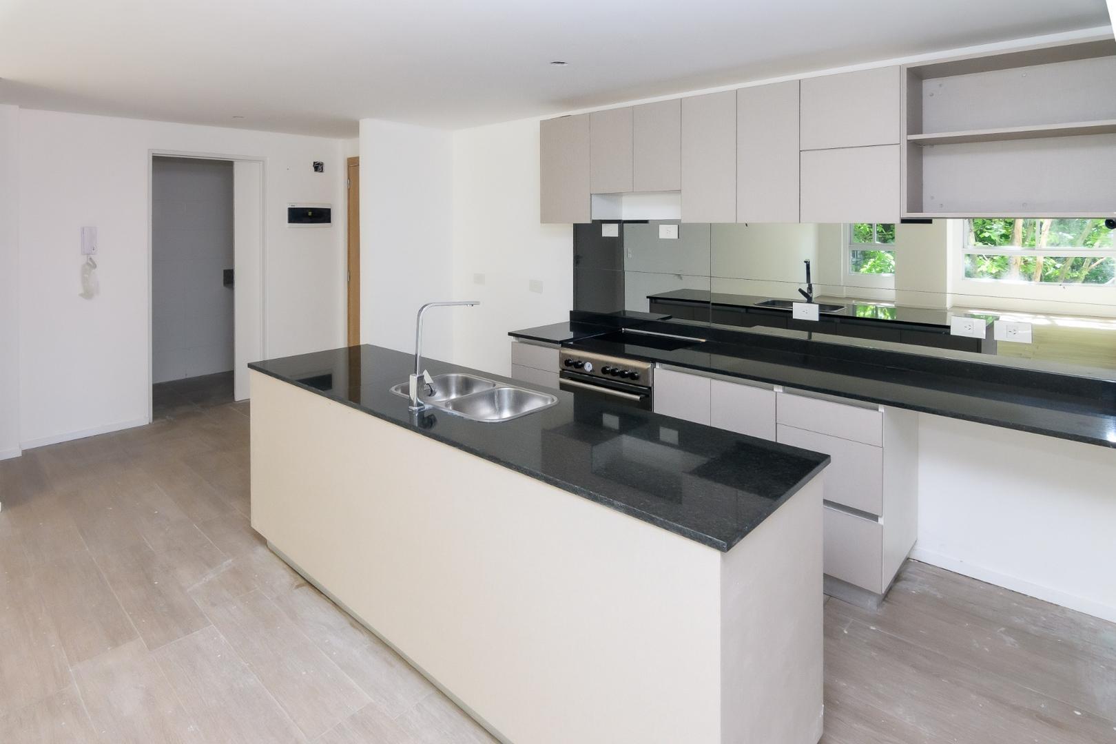 ALQUILER 4 AMBIENTES CON COCHERA. SUPER LUMINOSO