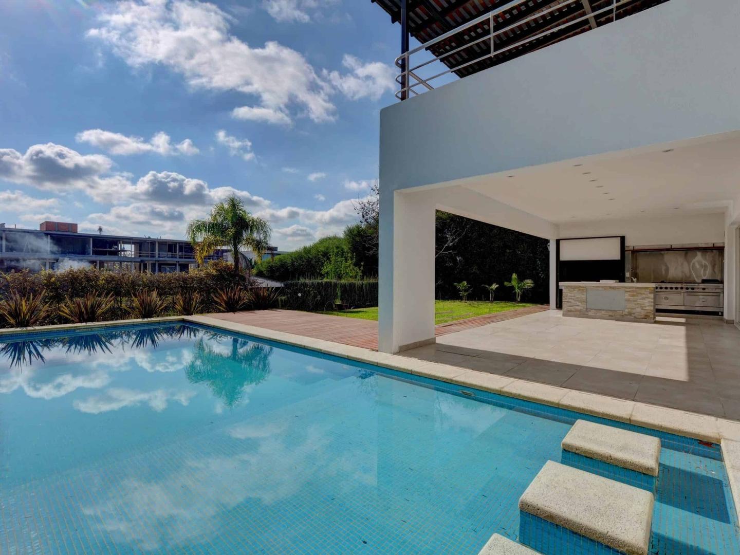 Av De La Riviera 560