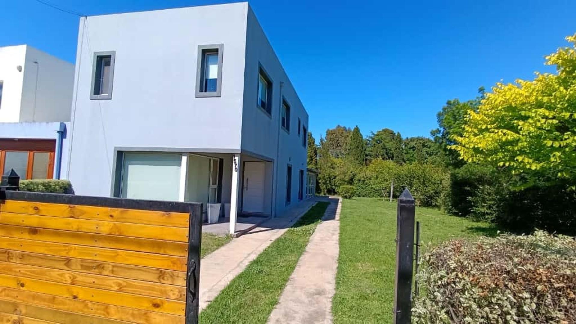 CASA CUATRO AMBIENTES EN ACANTILADOS