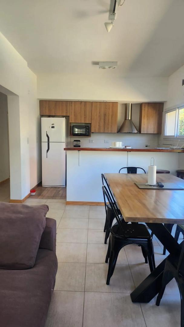 Casa en alquiler ANUAL c/ cochera en Loma Verde