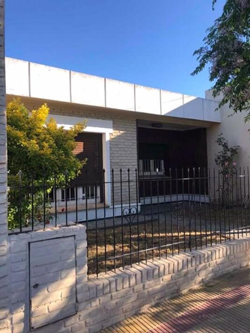 casa dos dormitorios con patio y garaje