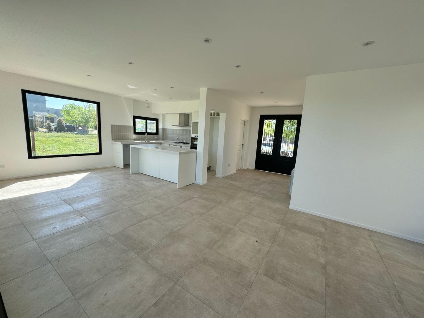 Casa 4 ambientes con 4 baños