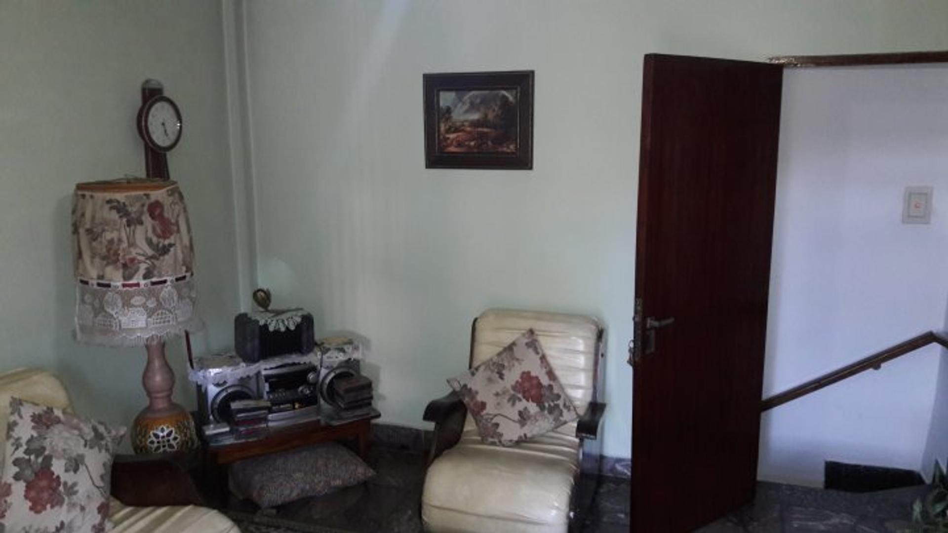 CASA AMPLIA CON LOCALES A LA VENTA