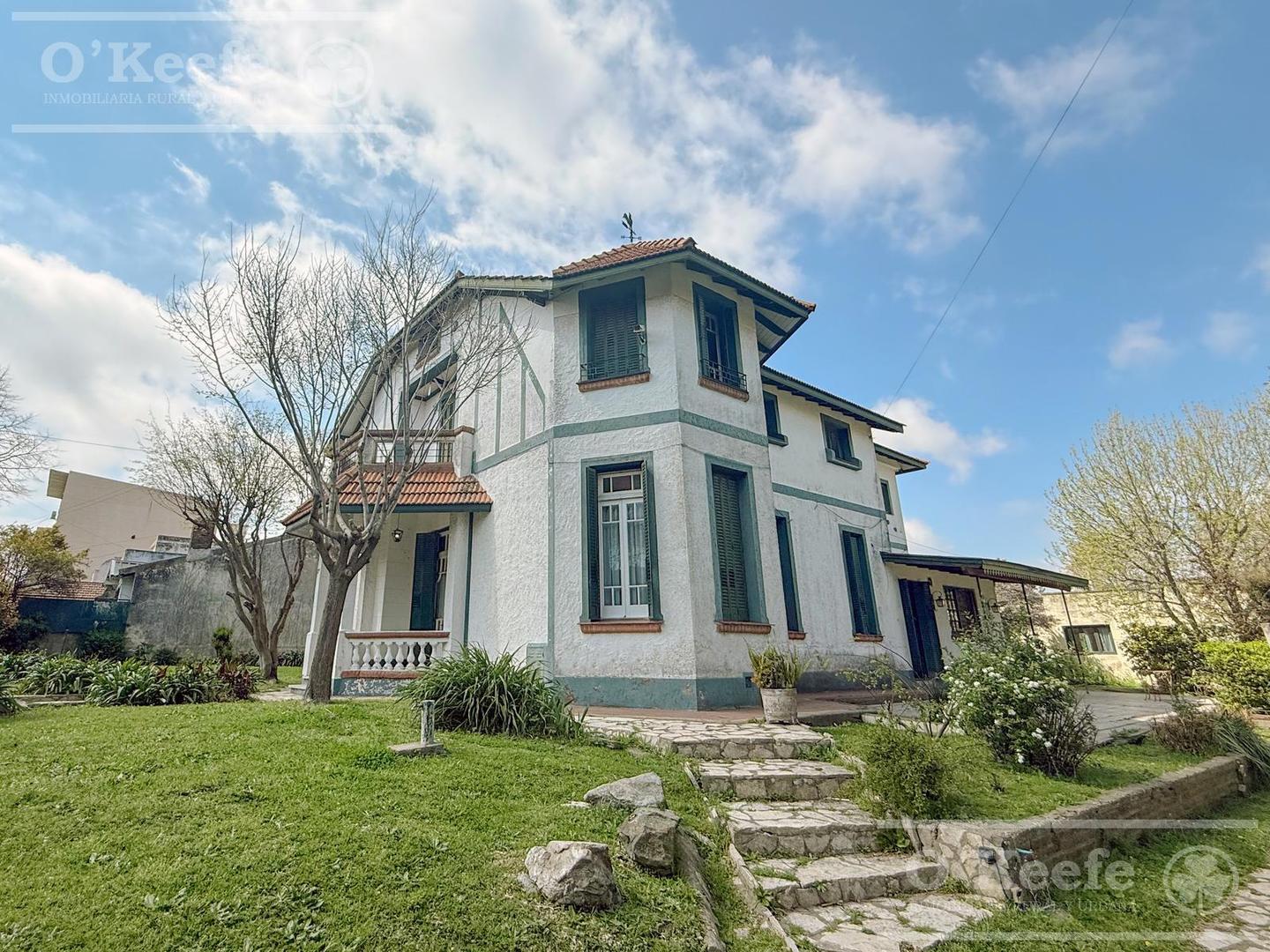 OPORTUNIDAD Gran Casa de 8 ambientes en venta APTO CREDITO. Con Jardin, pileta y cochera.