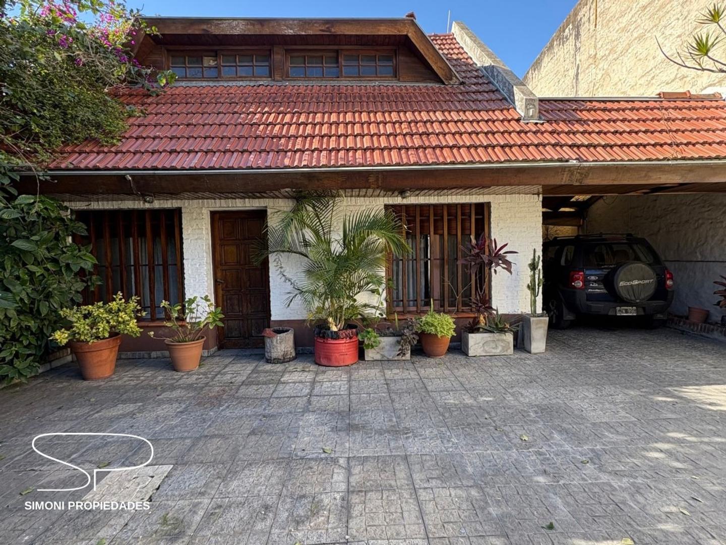 Casa 3 ambientes con jardín, cochera y patio