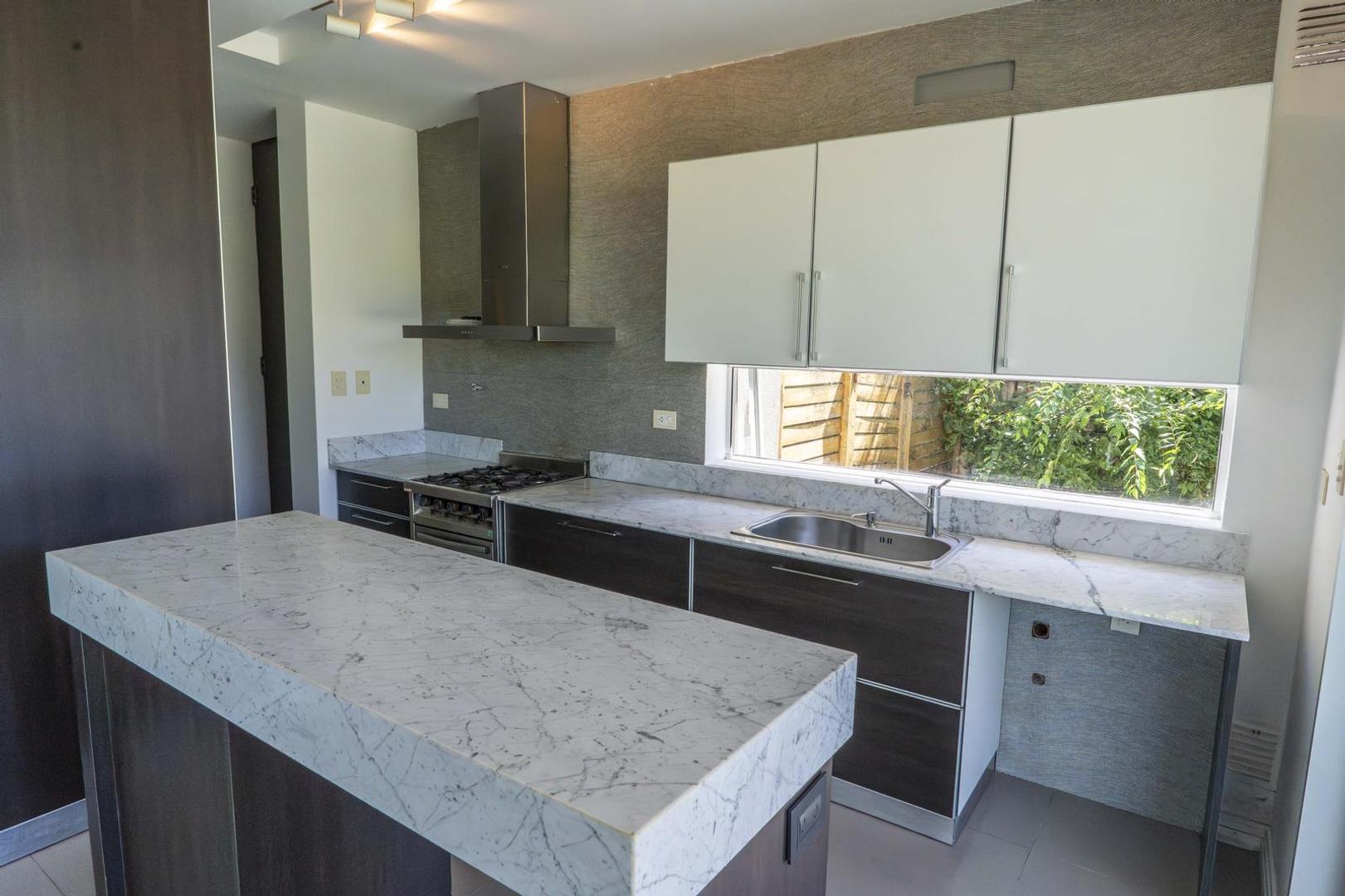 Casa en Alquiler con 2 cocheras