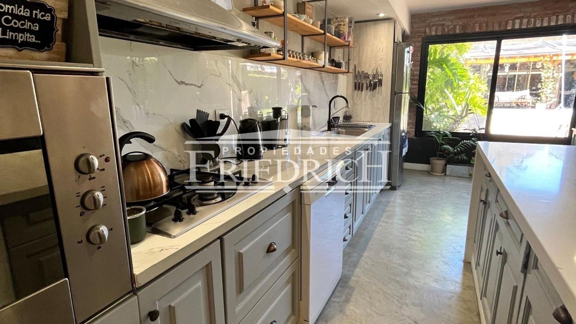 Casa 5 ambientes con 4 baños