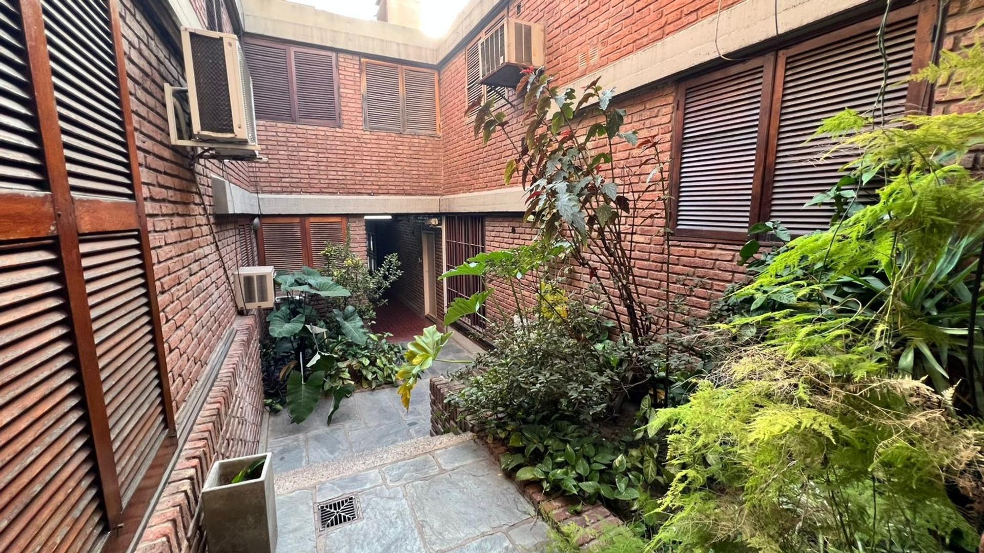 VENDO Departamento 2 Dormitorios y Patio - B° Centro