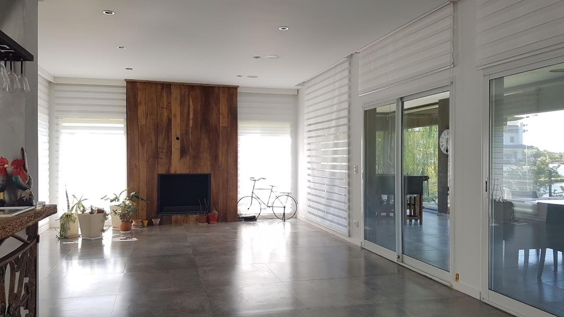 Casa en Venta con 4 cocheras